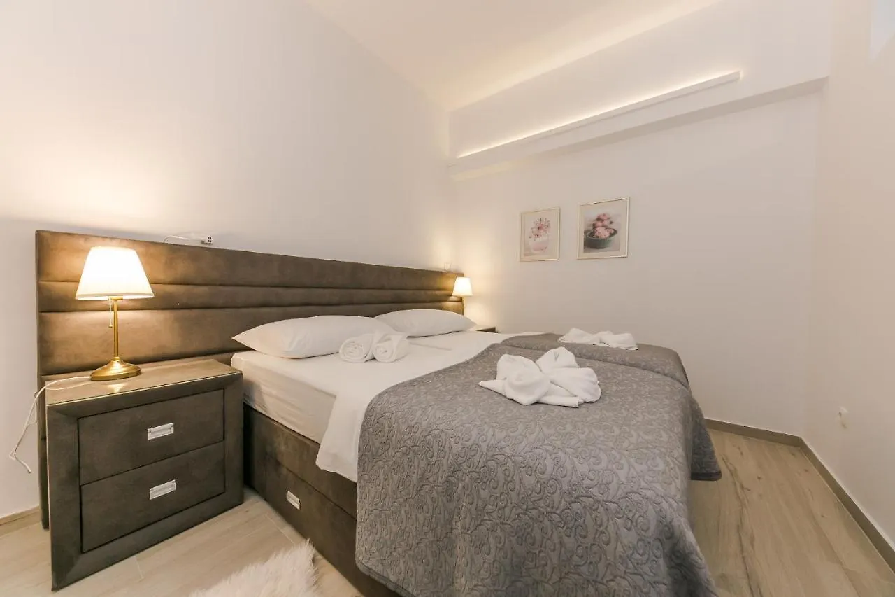 Palomia A Apartment Split