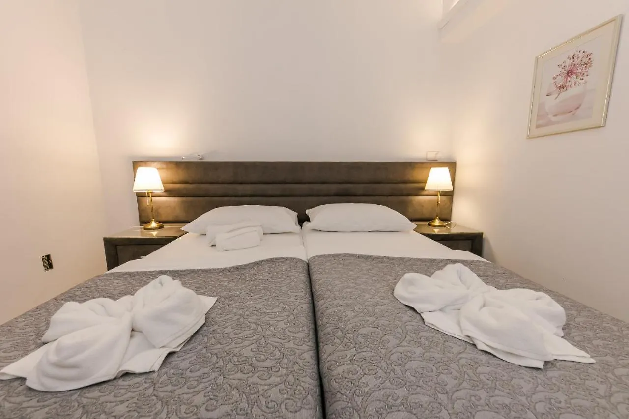 Palomia A Apartment Split
