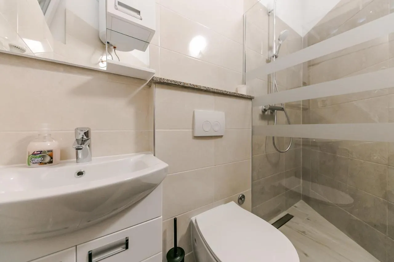 Palomia A Apartment Split